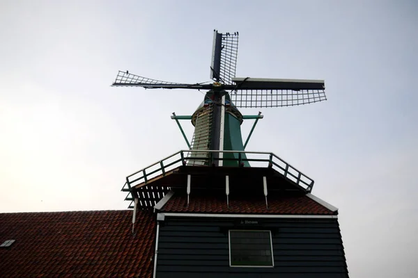 Le windemill dans la ville de Kinderdijk en Hollande, avec le paysage de village, rivière, prairie et ferme — Photo