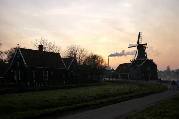 De windemill in de stad van de Kinderdijk in Holland, met het landschap van dorp, rivier, weide en boerderij — Stockfoto