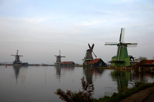 The windemill in the Kinderdijk town in Holland, with the landscape of village, river, meadow and farm — Stock Photo, Image