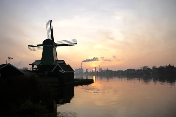 De windemill in de stad van de Kinderdijk in Holland, met het landschap van dorp, rivier, weide en boerderij — Stockfoto