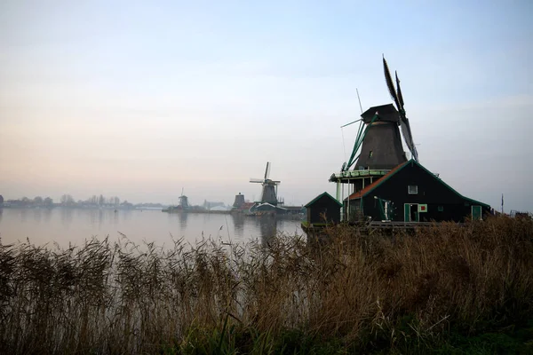O vento na cidade de Kinderdijk, na Holanda, com a paisagem da aldeia, rio, prado e fazenda — Fotografia de Stock