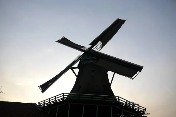 A windemill a városban Kinderdijk Hollandiában, a táj, a falu, a folyó, a rét és a mezőgazdasági — Stock Fotó