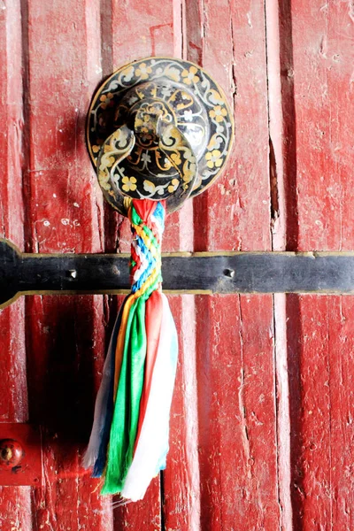Tibetan style Chinese knot as a bolt and bell