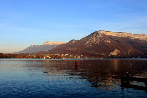 Hermosa vista del lago Annecy en los Alpes franceses al atardecer — Foto de Stock
