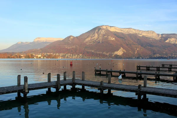 Hermosa vista del lago Annecy en los Alpes franceses al atardecer — Foto de Stock