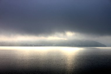 Lake annecy bir geçit töreni iki dalgıç ve dağlar ile kış sabahı mavi