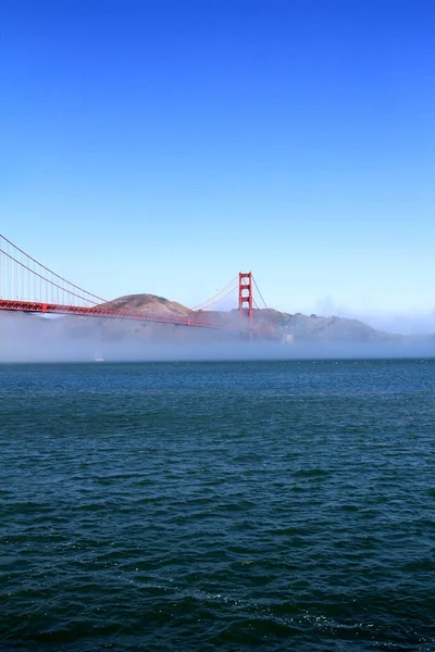 Vista panorámica clásica del famoso puente Golden Gate en verano, San Francisco, California, EE.UU. — Foto de Stock