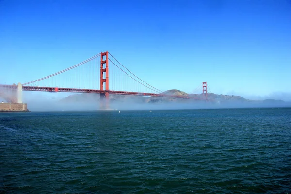 Vista panorámica clásica del famoso puente Golden Gate en verano, San Francisco, California, EE.UU. — Foto de Stock