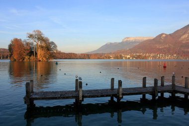 Lake Annecy ağaçlarda sonbahar, Fransa örtülü bir ada.