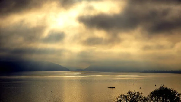 Bella vista sul lago di Annecy nelle Alpi francesi al tramonto — Foto Stock