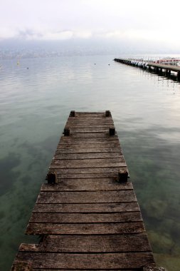 Ahşap bir iskele kristal berraklığında bir dağ gölü sonbaharda Fransa genişletir