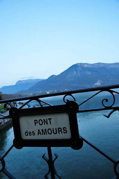 Brug van de liefde pont des amours teken in annecy, Frankrijk — Stockfoto