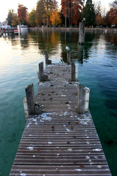 法国秋季, 一座木质码头延伸成清澈的高山湖泊。 — 图库照片