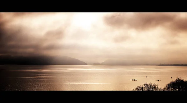 Bela vista do Lago Annecy em Alpes franceses ao pôr-do-sol — Fotografia de Stock