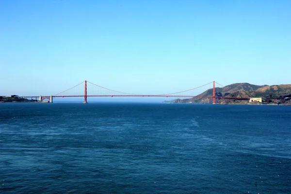 Классический панорамный вид на знаменитый мост Голден Гейт летом, Сан-Франциско, Калифорния, США — стоковое фото