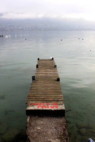 Ξύλινη προβλήτα που εκτείνεται σε μια αλπική λίμνη, σε πεντακάθαρα το φθινόπωρο, Γαλλία — Φωτογραφία Αρχείου