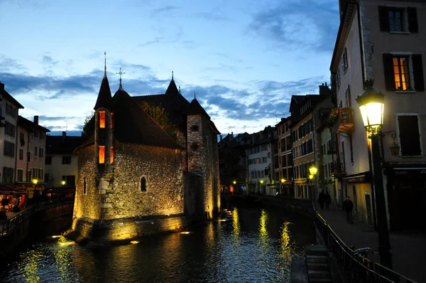 Annecy, France - JUNE 19, 2015 People relaxing, walking, and eating around Palace of the Isle and river Thiou — Stock Photo, Image