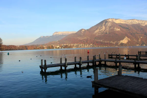 Hermosa vista del lago Annecy en los Alpes franceses al atardecer — Foto de Stock