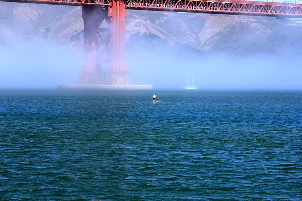 Beau yacht dans la baie de San Francisco, pont Golden Gate à l'horizon. Californie, États-Unis — Photo