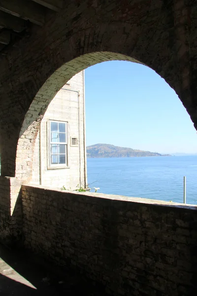 Al aire libre del antiguo edificio de la prisión en Alcatraz, San Francisco CA —  Fotos de Stock