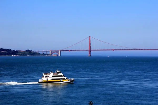 Boottocht en de Golden gate bridge in san francisco — Stockfoto