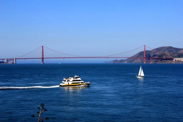 Výlet lodí a Golden gate bridge v san Franciscu — Stock fotografie