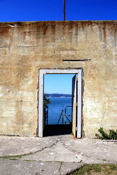 Utomhus av gamla fängelse byggnad i Alcatraz, San Francisco Ca — Stockfoto