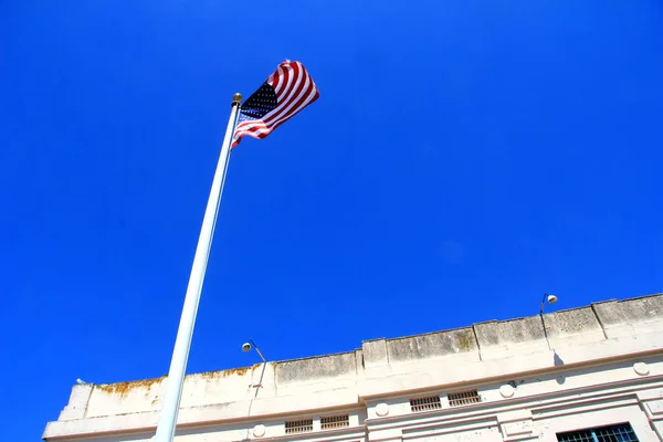 건물 앞에서 나 부 끼고 미국 국기 — 스톡 사진