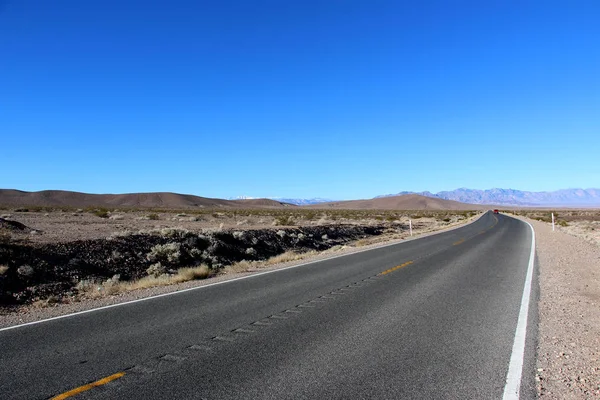 Fahrt auf der historischen Route 66 nahe dem Death Valley in den USA — Stockfoto
