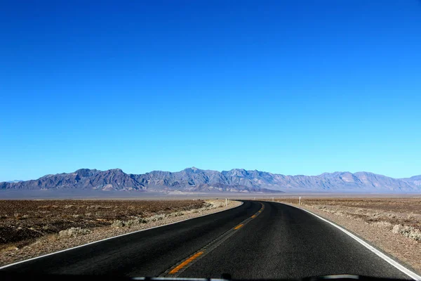 Straße im Death-Valley-Nationalpark mit blauem Himmel, Kalifornien — Stockfoto
