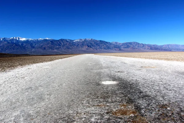 Straße im Death-Valley-Nationalpark mit buntem Himmelshintergrund, Kalifornien — Stockfoto