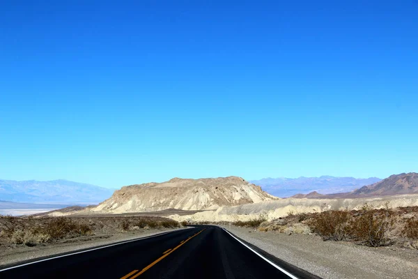Straße im Death-Valley-Nationalpark mit blauem Himmel, Kalifornien — Stockfoto
