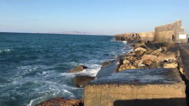 Kandiye. Limanı dalgakıran