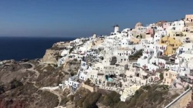 4k video. Oia, Santorini Island, Yunanistan inanılmaz romantik beyaz evler. panoramik bütün uçurum