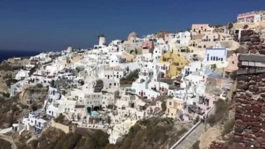 4k video. Oia, Santorini Island, Yunanistan inanılmaz romantik beyaz evler. panoramik bütün uçurum