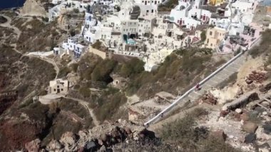 4k video. Oia, Santorini Island, Yunanistan inanılmaz romantik beyaz evler. panoramik bütün uçurum