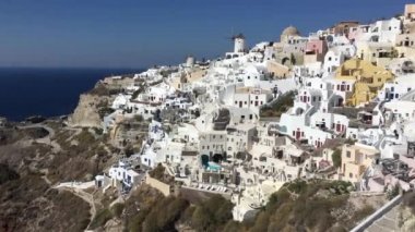 4k video. Oia, Santorini Island, Yunanistan inanılmaz romantik beyaz evler. panoramik bütün uçurum