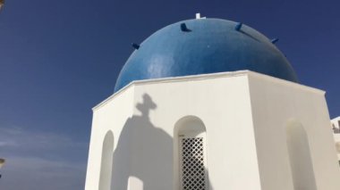 4k video, klasik mavi çatı Kilisesi, Oia Köyü Santorini Island, Yunanistan üzerinde beyaz mimarisini görünümünü