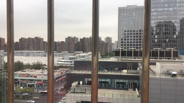 Κοιτάζοντας μέσα από έξω από το παράθυρο στο Πεκίνο, Κίνα - Octorber 28, 2017 — Αρχείο Βίντεο