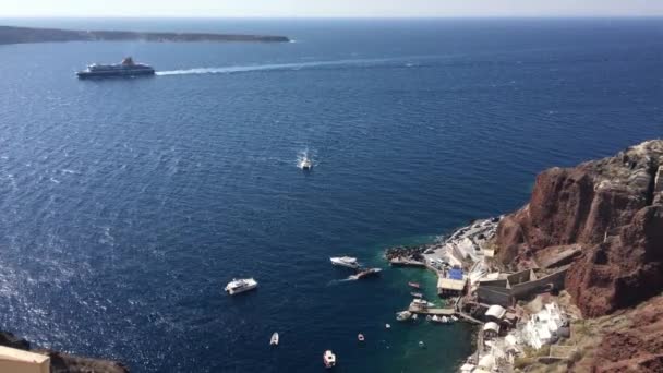 Vídeo 4K. A vista panorâmica do porto de Ammoudi em Oia Santorini, Grécia — Vídeo de Stock