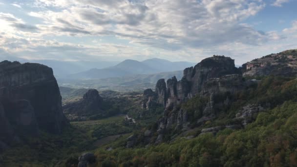 Puesta de sol sobre Meteora en las montañas Pindos, Grecia — Vídeo de stock