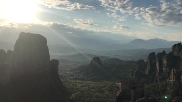 Ηλιοβασίλεμα στα Μετέωρα στα βουνά της Πίνδου, Ελλάδα — Αρχείο Βίντεο