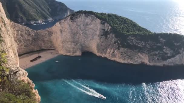 Vista idílica da bela praia de Navagio na ilha de Zakynthos, na Grécia — Vídeo de Stock