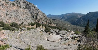 Panoramik antik tiyatroda bir yaz günü Delphi, Yunanistan