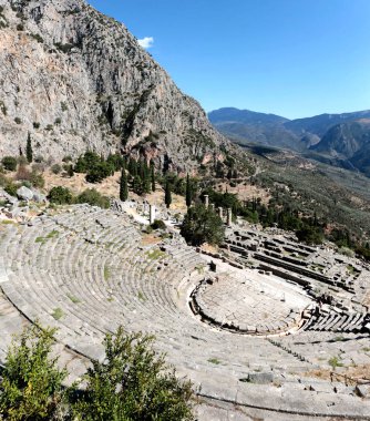 Panoramik antik tiyatroda bir yaz günü Delphi, Yunanistan
