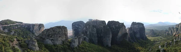 Vue panoramique sur les rochers et les monastères de Meteora, Grèce — Photo