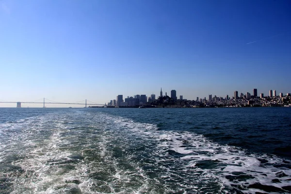 Panorama van San Francisco en de Bay Bridge ontleend aan Treasure Island — Stockfoto