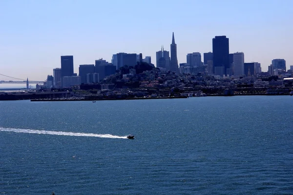 航行ボートとアメリカ合衆国、サンフランシスコ ゴールデン ゲート ブリッジ — ストック写真