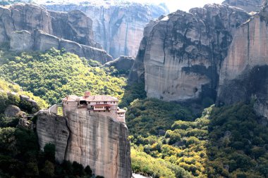 Yüksek rock, Kastraki, Yunanistan kenarında yer Varlaam kutsal Manastırı panoramik manzaralı