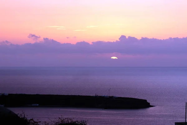 Puesta de sol, hora dorada en Santorini, vista desde el mirador de Oia, Grecia —  Fotos de Stock